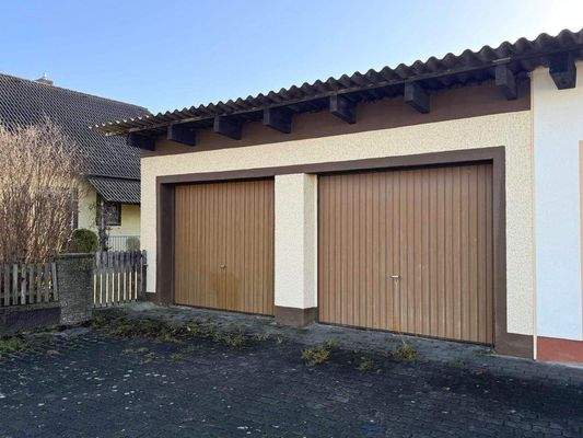 Doppelgarage und Zugang Garten