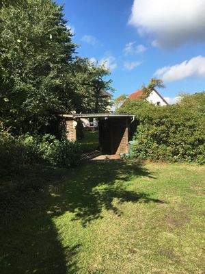 Ein Carport am Gartenradn