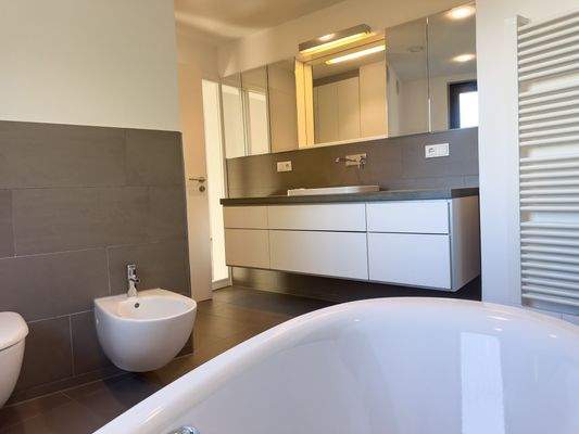 Hochwertigste Badausstattung und viel Platz