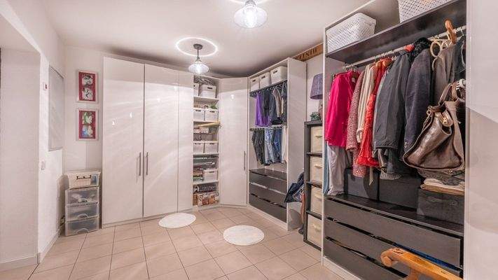 Ankleidezimmer im Untergeschoss