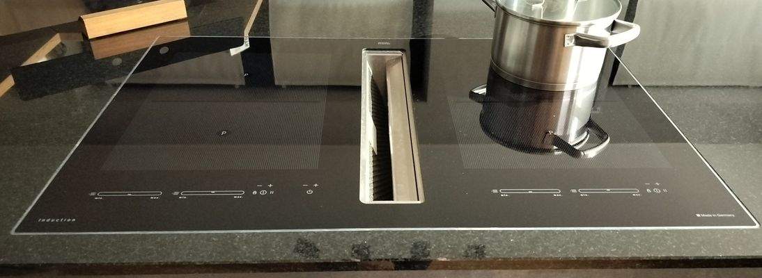 Induktionskochfeld mit Muldenlüfter und dem Plasmafilter
