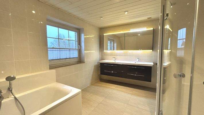 großzügiger Waschtisch mit Beleuchtung