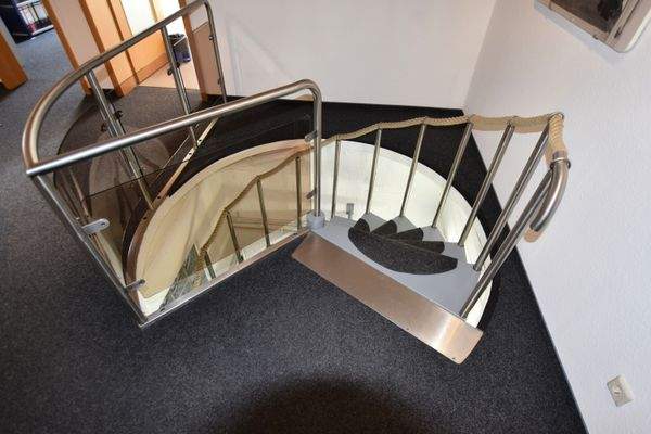 Treppe zu den Büroräumen OG