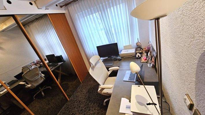 Das Arbeitszimmer, auch hier mit viel
Tageslicht