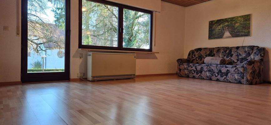 Wohnzimmer im EG mit Zugang zum Garten