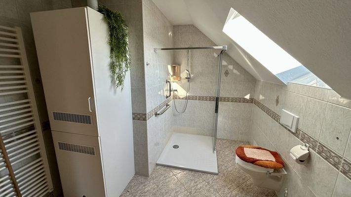Badezimmer im Dachgeschoss