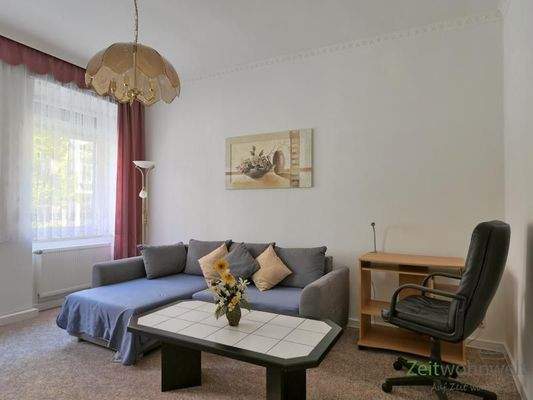 Eckcouch und kleiner Schreibtisch