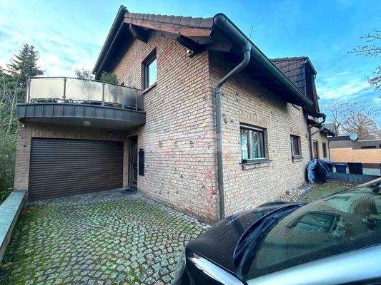 2-Familienhaus mit Wohnung EG / UG mit Garage und Garten