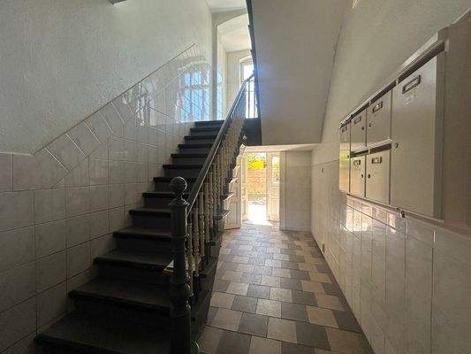 Rückwertiger Hauseingang und Treppenhaus zu den fünf Wohneinheiten