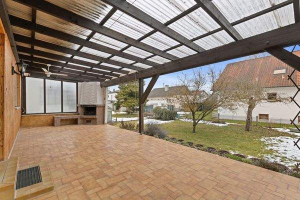 Große, überdachte Terrasse