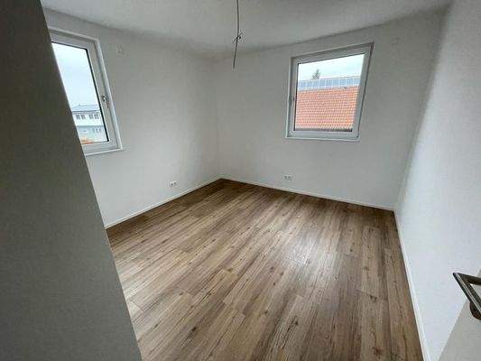 Leerer Raum mit Holzfußboden