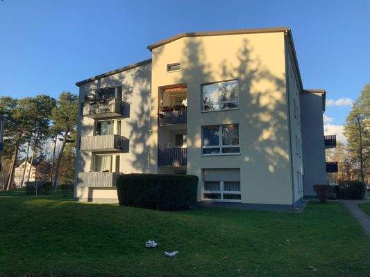 Außenansicht mit Blick auf das Haus und die Balkone 