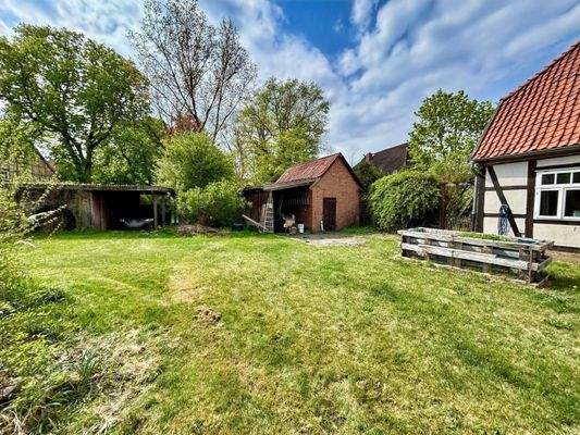 Ansicht aus dem Garten auf Carport und kleines Nebengebäude