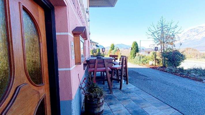 gemütliche Sitzecke vorm Gasthaus