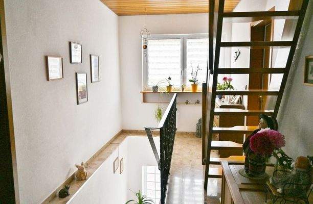 Flur mit Schmetterlingstreppe