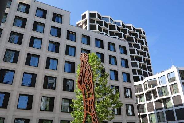 Gesamtansicht mit Kunst am Bau.JPG