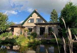 Gartenseite mit Erker