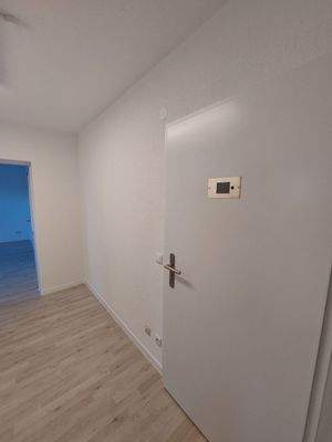 Flur / W0hnungstür mit Kamera