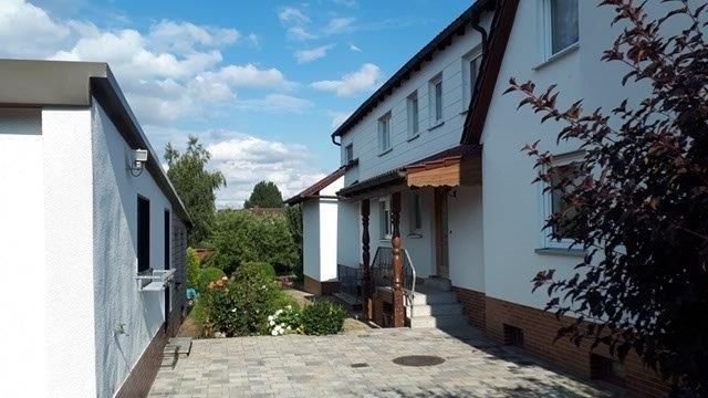 Zwischen Haus, Garage, Gartenhaus