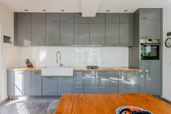 Offen gestaltete Küche mit moderner Einbauküche