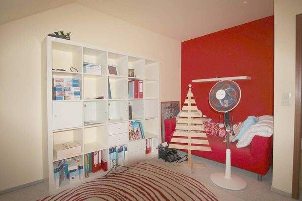 Relaxbereich mit Sofa u. mögl. Ki.zimmer DG