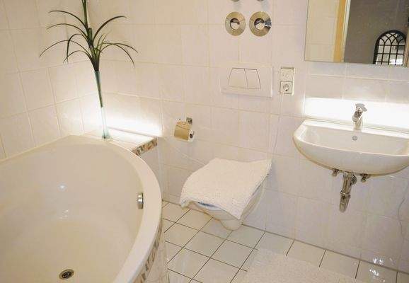 Badezimmer mit Eckbadewanne