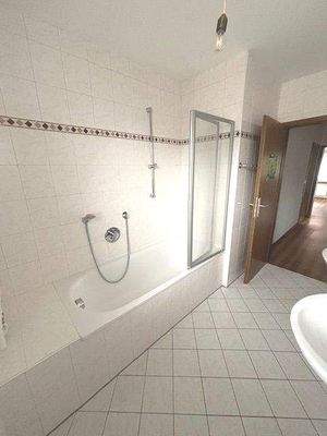 Badewanne mit Duschkombination