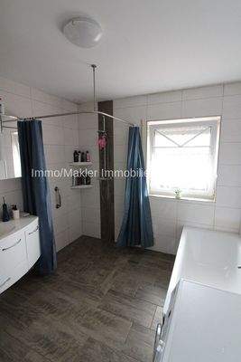 Wannenduschbad Wohnung II b