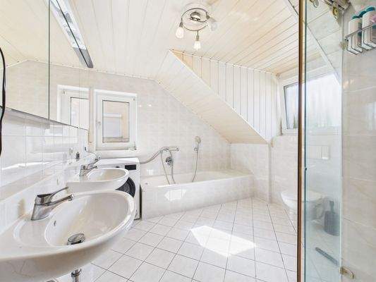 Badezimmer  mit Dusche und Badewanne im Dachgeschoss