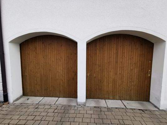 Doppelgarage mit elektrischem Torantrieb