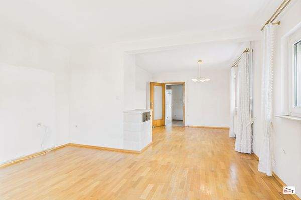 großzügiges Wohnzimmer