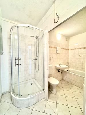 Bad mit Wanne und Dusche