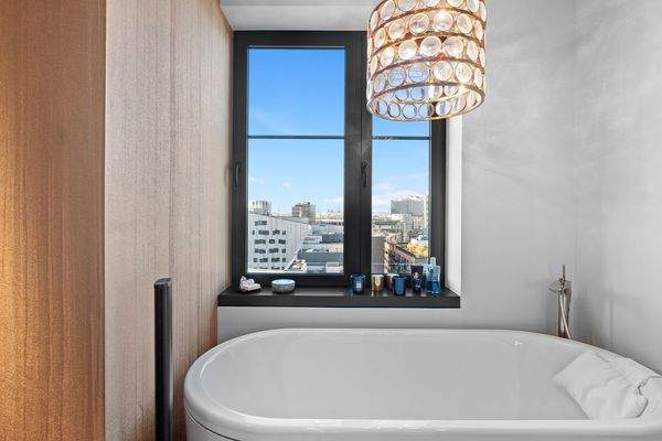 Freistehende Badewanne mit Elbphi-Blick