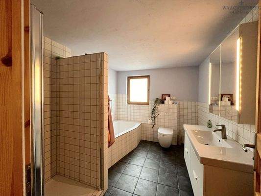 Badezimmer im Obergeschoss