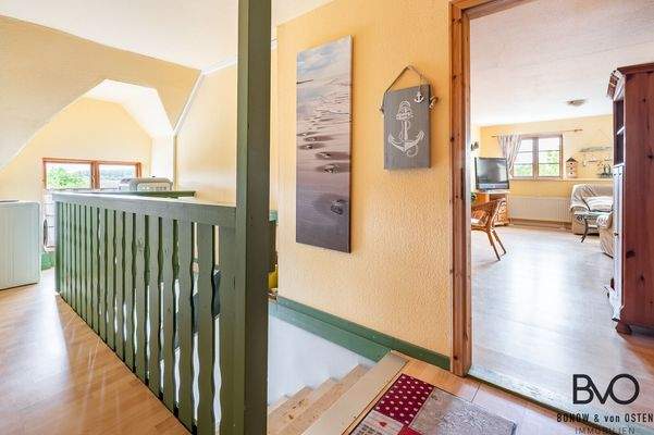 Treppenaufgang mit Blick in die WE2