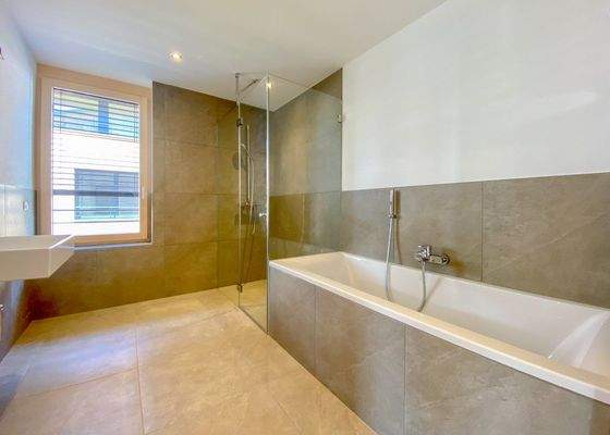 Bad mit Wanne &amp; walk in Dusche