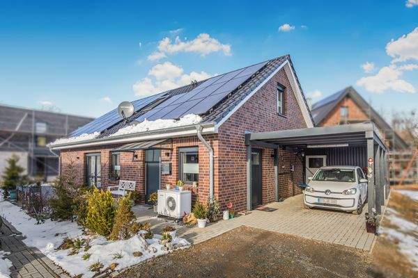 Modernes, 2023 erstelltes Einfamilienhaus