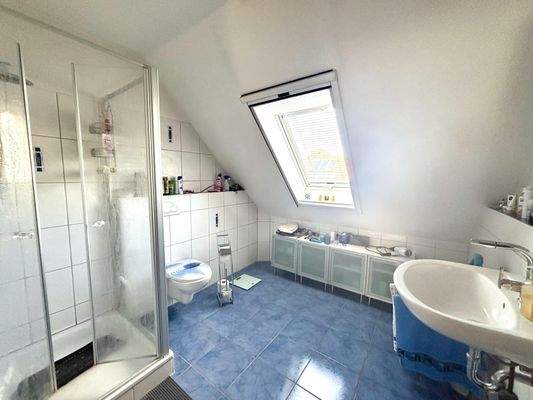 Tageslichtbereich mit Dusche