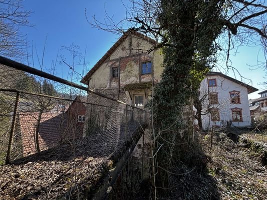 über die Brücke zur Mühle
