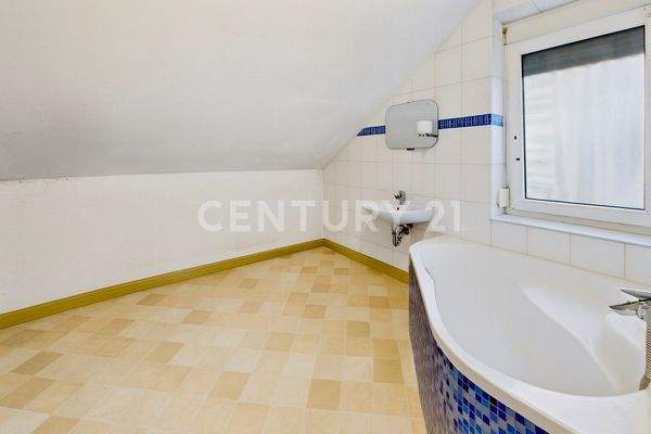 2. OG - Badezimmer mit Tageslichtfenster