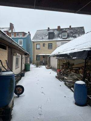 Blick aus dem Garten auf das Haus