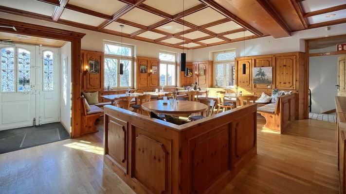 Holzverkleidungen und Kassettierungen sorgen für ländlich-idllischen Schwarzwaldcharme