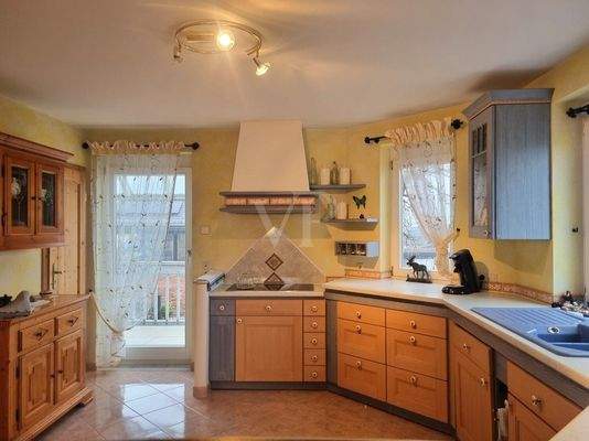 Küche mit Balkon und Vorratskammer