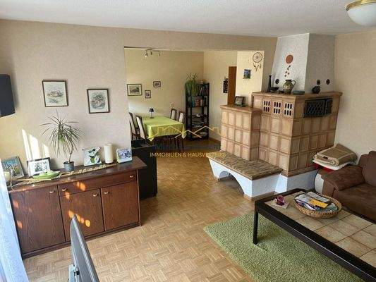 Wohn- und Esszimmer mit Kachelofen