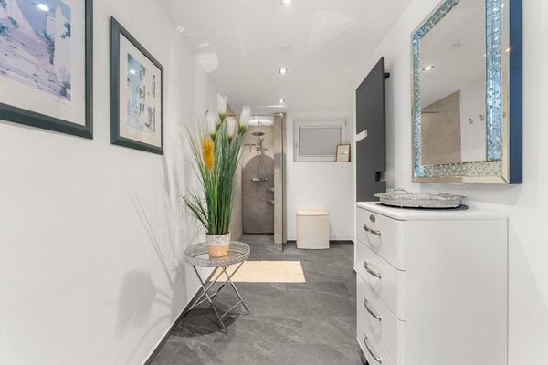 Wellnessbereich mit Dusche und Sauna