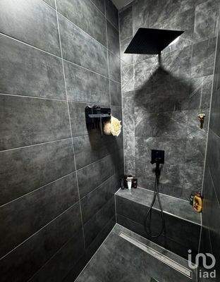 Dusche im Badezimmer Wohnung OG