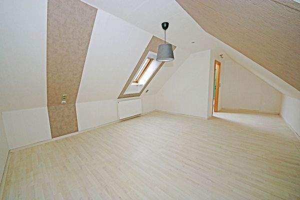 großes Zimmer im DG