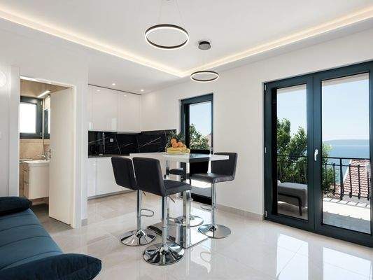 Helle Wohnräume mit Naturstein-Elementen