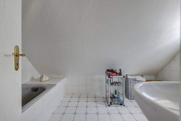 Tageslichtbad mit Badewanne