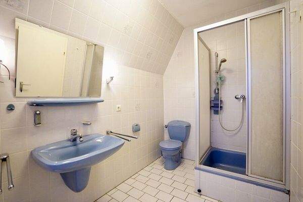 Badezimmer mit Dusche